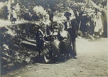 Ivan Cankar with some female friends in Roznik, Ljubljana Ivan Cankar v druzbi na Rozniku med letoma 1900 in 1910.jpg