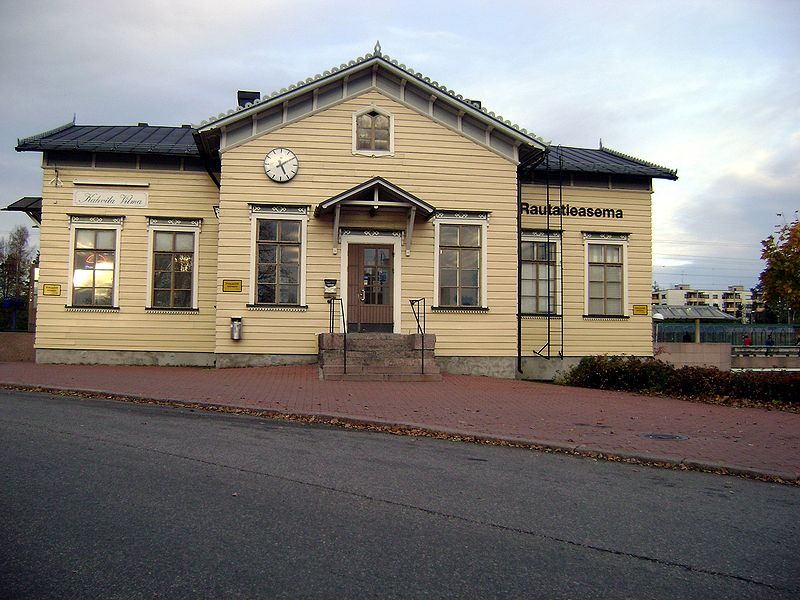 File:Järvenpään rautatieasema keskustasta.JPG