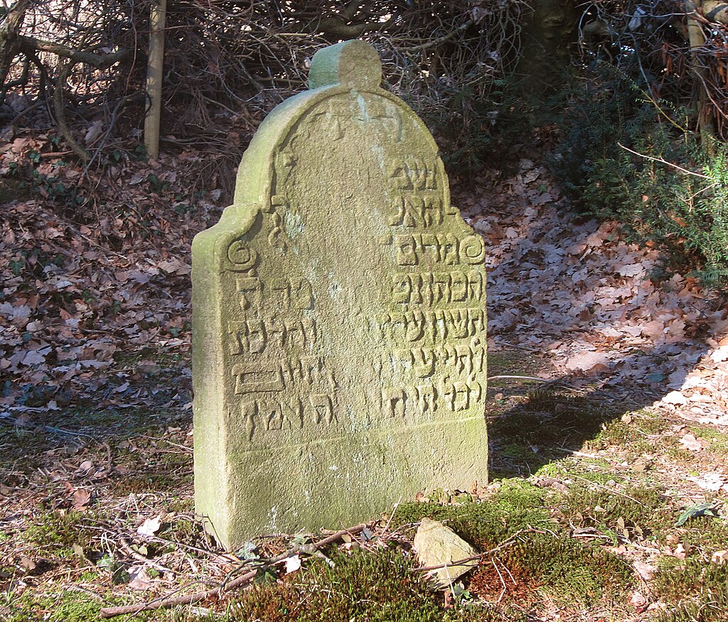 Jüdischer Friedhof Schwelm - Grabstein mit Barockmotiven.jpg