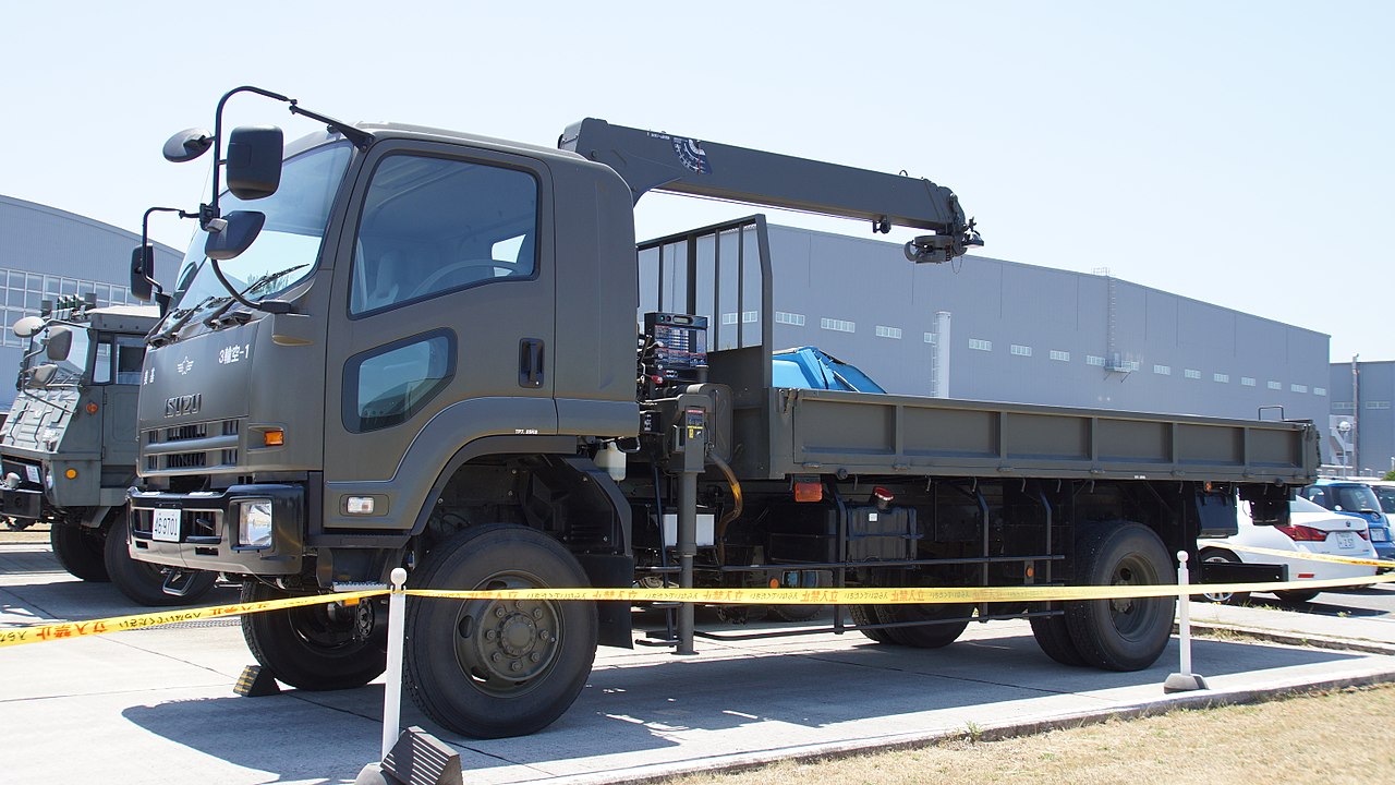 ファイル:JASDF Cargo Truck(Isuzu Forward, 46-9701) left front view