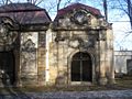 Polski: Kaplice grobowe przy murze okalającym kościół. Esperanto: La tombaj kapeloj ĉe la muro ĉirkaŭanta la preĝejon.