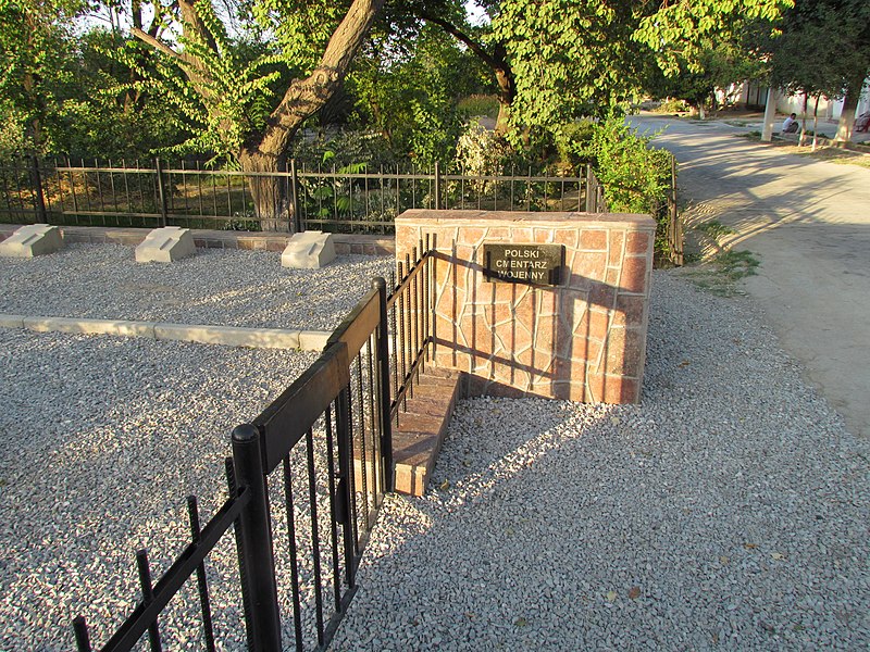 File:Karmana-City Polish War Cemetery 03.jpg