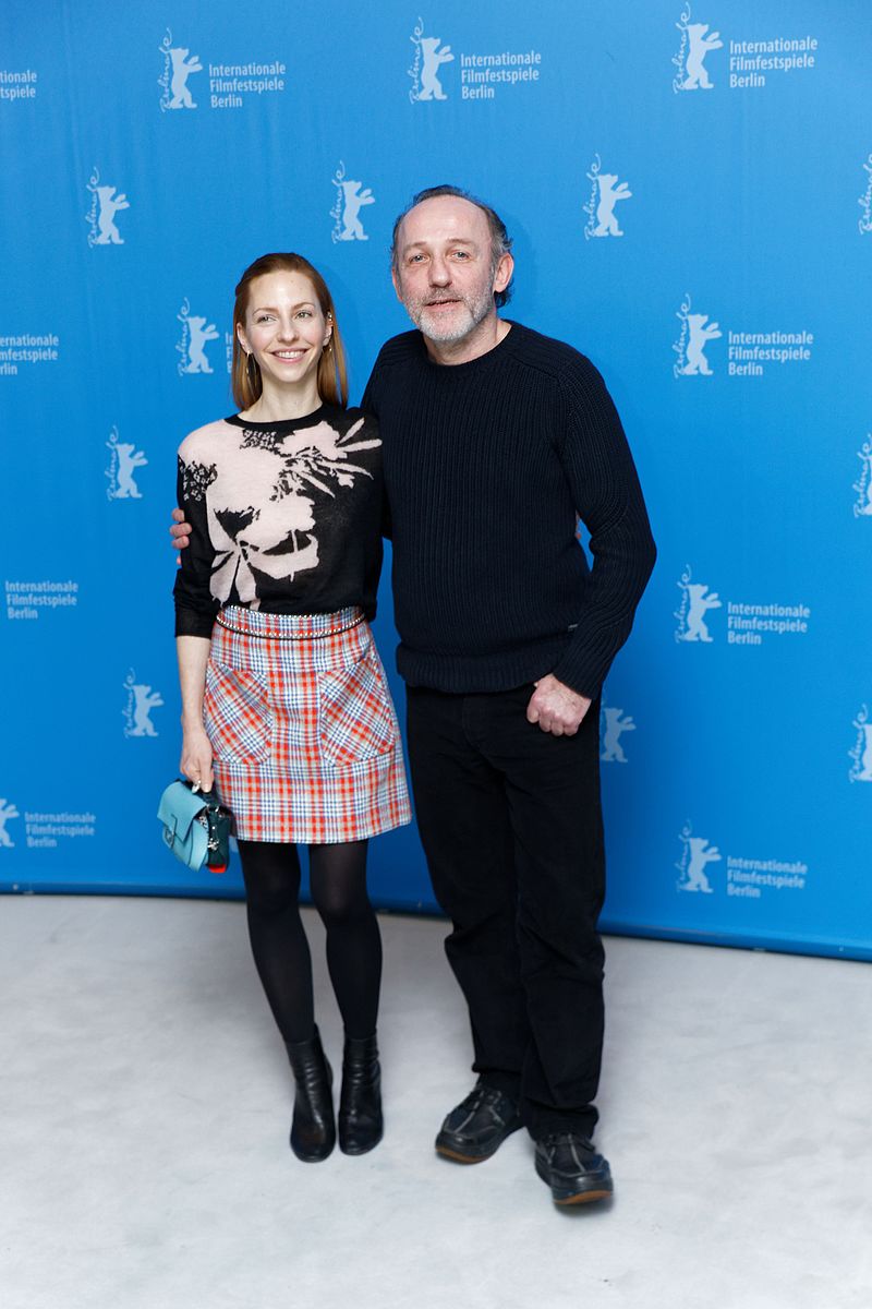 Katharina Schüttler und Karl Markovics Photo Call The King's Choice Berlinale 2017 02.jpg
