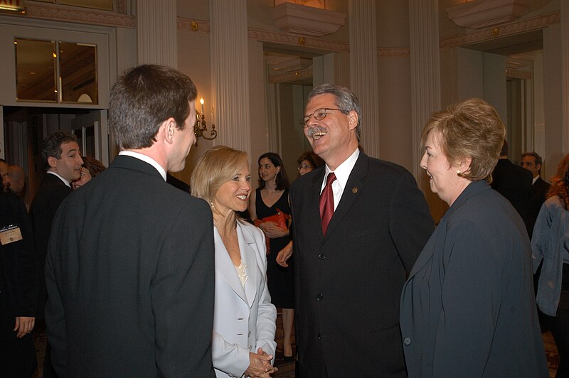 File:Katie Couric, Horace Newcomb and Sara Newcomb, May 2004 (1).jpg