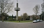 Kerk en klokketoren met rechts Robijnhorst - 's-Gravenhage - 20342540 - RCE.jpg