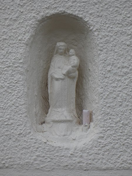 File:Kersaint-Plabennec - Route de l'Échangeur - Maison au numéro 7 - Statue de la Vierge à l'Enfant.JPG