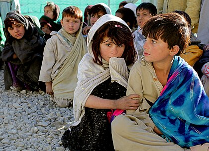 Crianças afegãs esperam para receber cuidados médicos básicos e roupas em Camp Clark, província de Khost, Afeganistão, 2009 (definição 3 600 × 2 597)