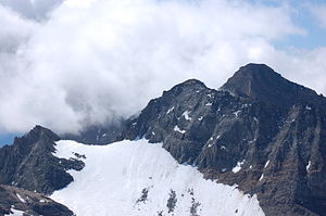 Small (left) and large witch's head (center) seen from the Weißspitze.  In between the snow-covered Hexenkopfscharte, behind it the Hohe Eichham.