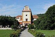 Čeština: Vstupní brána do areálu zámku Kratochvíle (pohled z vnějšku areálu). This is a photo of a cultural monument of the Czech Republic, number: 42162/3-3707. Památkový katalog  · MIS  · hledat obrázky  · hledat seznamy  · Wikidata