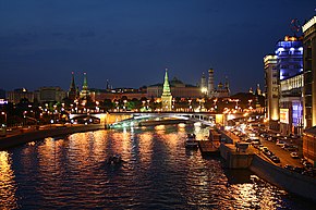 Kremlin nocturno desde el río Moscú.jpg