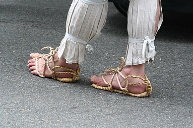 A method of tying the waraji without a fastening around the ankle. (Gion Matsuri, 2009)