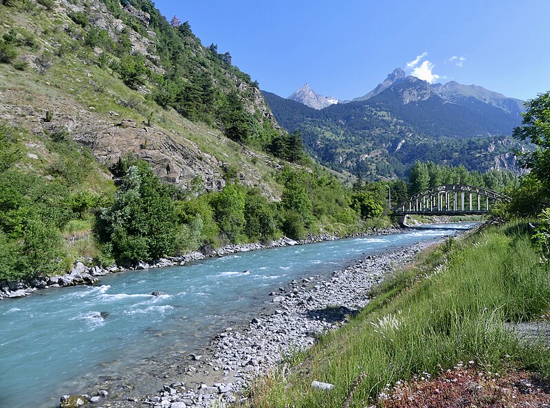 File:L'Arc et le pont de Loutraz à Modane (été 2019) .JPG