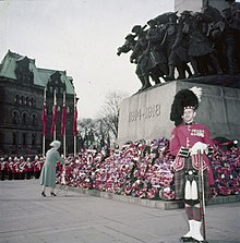 Queen Elizabeth, The Queen Mother lays a wreath at the Canadian National War Memorial in 1954. La reine Elisabeth (la Reine mere) deposant une couronne de fleurs au Monument commemoratif de guerre du Canada, Ottawa (Ontario).jpg