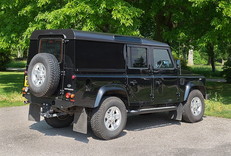 File:Land Rover Defender 110 XS TD DC 2015 - rear.jpg