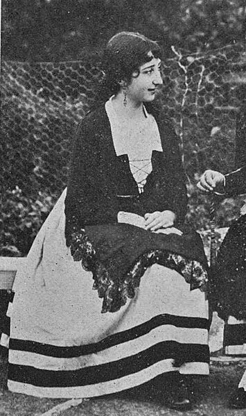 File:Luisa Revuelta 1918.jpg