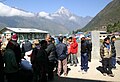 Lukla-16-Flugplatz-Traeger-2007-gje.jpg