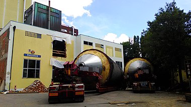 Falkenstrasse 11 (Paulaner-Brauerei, 2 Silos liegen auf Tiefladern)