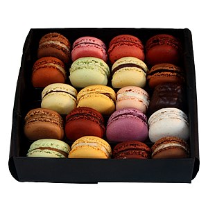 Français : Macarons exposé en vitrine d'un magasin Pierre Marcolini.