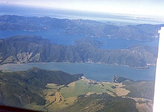Photographie aérienne de rias entourant des presqu'îles, pour certaines boisées, pour d'autres mises en culture.