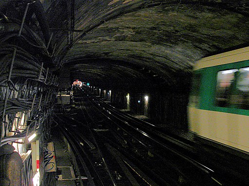 Metro de Paris - Ligne 13 - Place de Clichy tunnel 01
