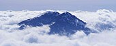 Il monte Galero d'inverno visto dal monte Berlino, sul lato opposto della val Tanaro.