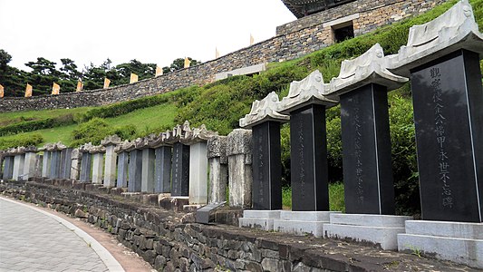 한국어: 가까이서 본 비석군