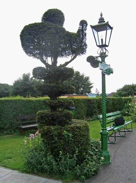 File:More topiary at Ropley Station, Mid Hants Railway - geograph.org.uk - 1548519.jpg