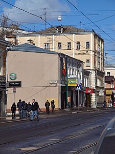 Выход Лефортовского переулка на Бауманскую улицу. Вид от Бауманской.