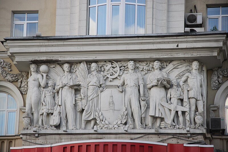 File:Moscow, Triumfalnaya Square, Pekin Hotel sculpture (42956949195).jpg