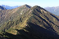 北側の岩小屋沢岳から望む赤沢岳（左）と鳴沢岳（右）