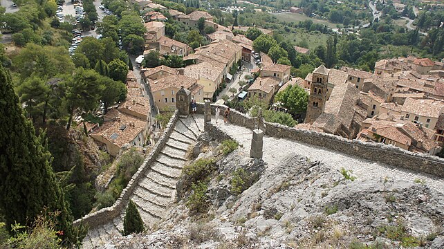 das Dorf in der Provence, Foto mit Häusern in der Landschaft