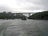 Spuyten Duyvil Swing Bridge sowie Henry Hudson Bridge, vom Hudson River aus gesehen (September 2010)