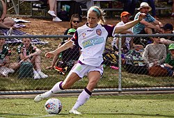 Nikki Stanton corner kick Perth Glory (48781070401) (cropped) .jpg