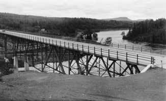 Most na rzece Nipigon, pierwotnie otwarty w 1937 r., Stanowi wąskie gardło w kanadyjskiej sieci transportowej między Atlantykiem a Pacyfikiem