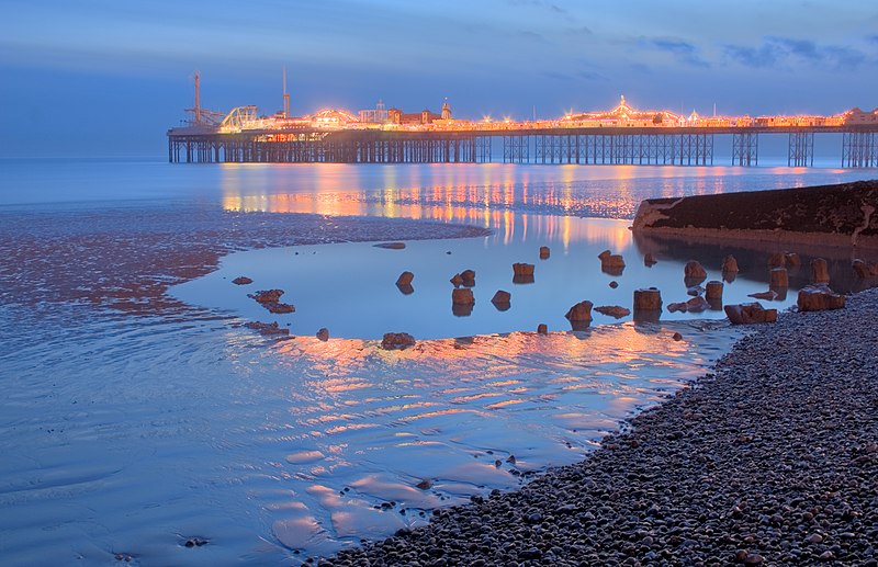 File:Oak foundation piles of the Royal Suspension Chain Pier Brighton and Brighton Pier.jpg