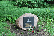 Мемориальный камень в Юго-Западном лесопарке