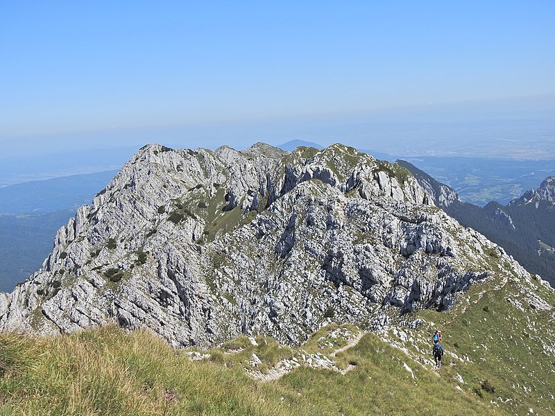 File:On the Piatra Craiului ridge 2.jpg