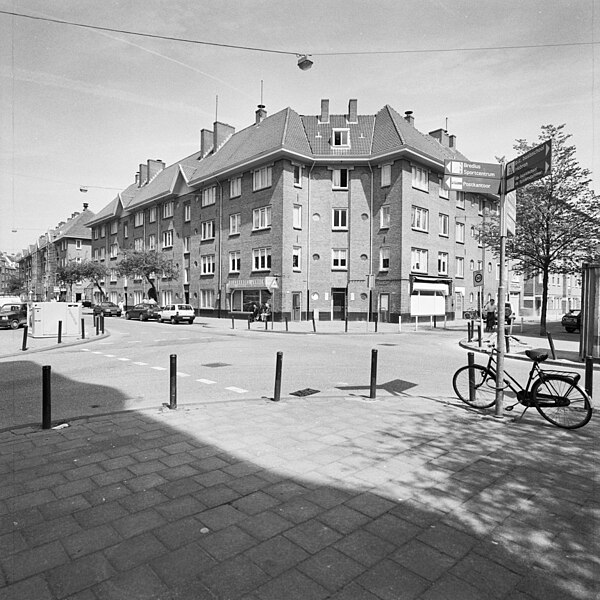 File:Oostzaanstraat-Hembrugstraat, Woonblok B, Amsterdam - 20286206 - RCE.jpg