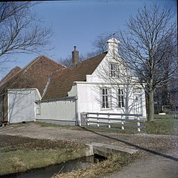 Overzicht van de voorgevel en de linker zijgevel van boerderij - Overleek - 20383274 - RCE.jpg