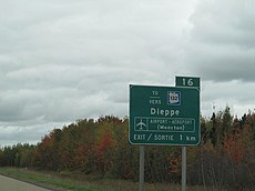 Panneau routier bilingue indiquant Dieppe et l'aéroport (route 16).