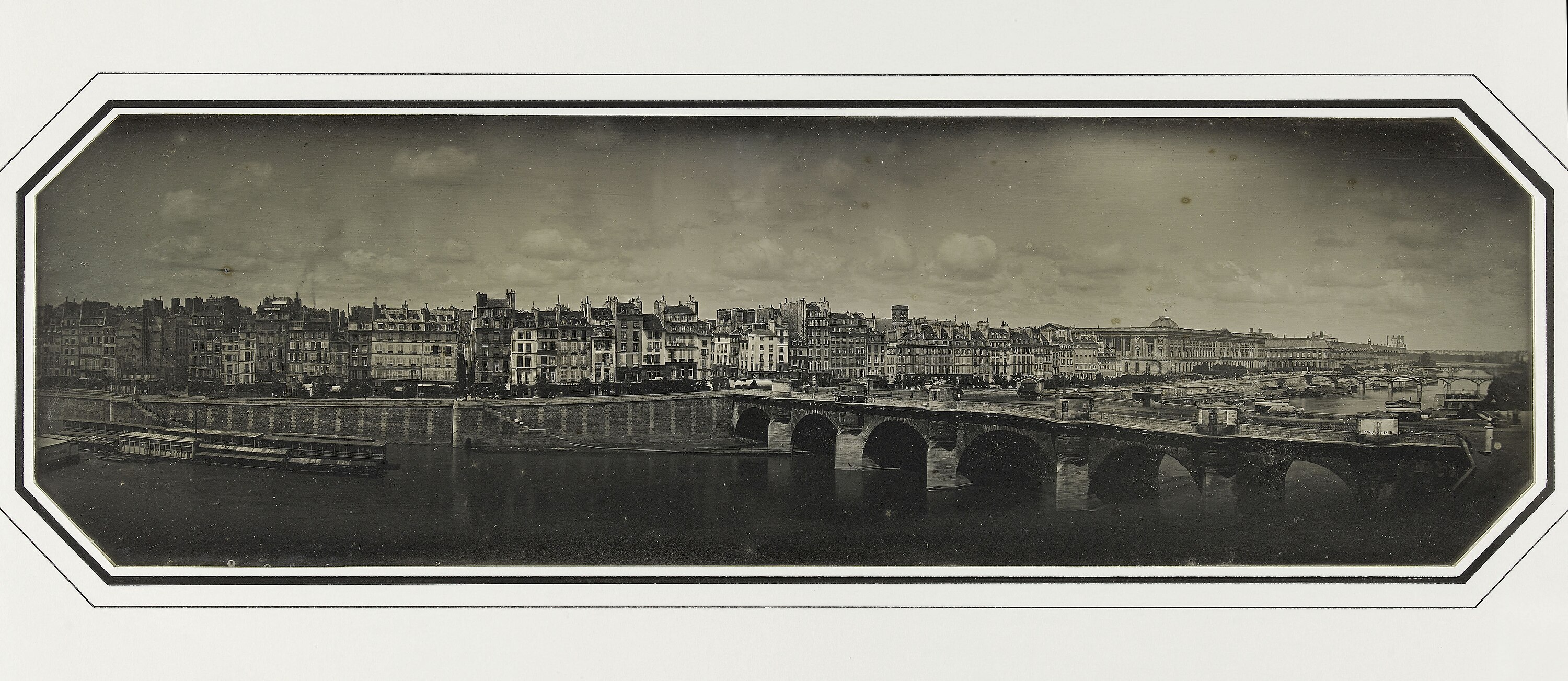 Panorama, vue inversée par rapport à la réalité. Le Pont-Neuf, le Louvre et le quai de la Mégisserie