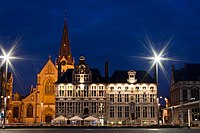 De Sint-Nicolaaskerk (links), Het Parochiehuis (midden) en de de Cipierage (rechts) 's nachts