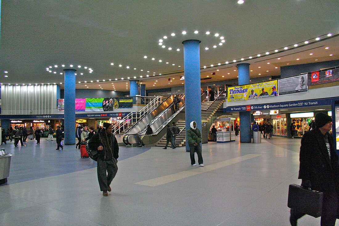 File:Penn Station concourse.jpg