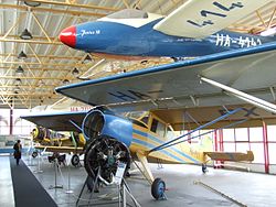 Az R–22S a Közlekedési Múzeum egykori repüléstörténeti kiállításán (felül)