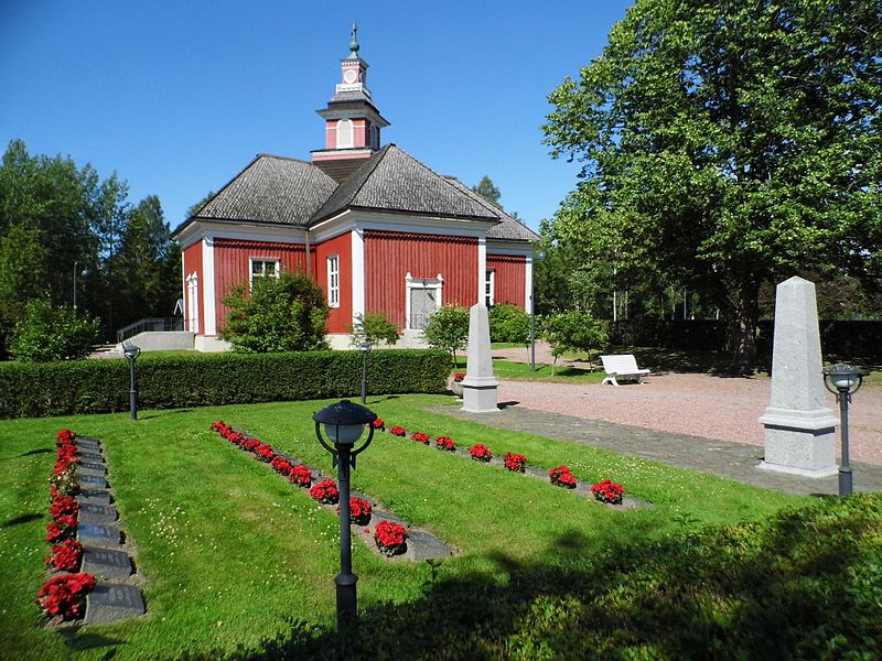 File:Petolahden kirkko ja sankarihaudat 2016.jpg