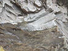 Signature sur un monument en bronze