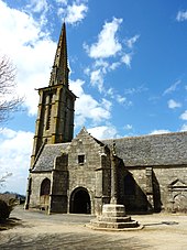 L'église Saint-Yves, son clocher-porche et la croix de l'ancien cimetière.