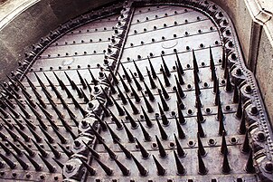 Pointed gates of shanivar wada.jpg