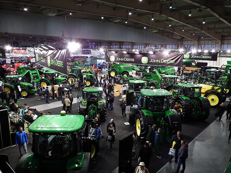 File:Polagra Premiery 2016 in Poznan (John Deere) (4).JPG