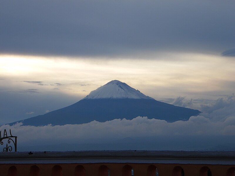 File:Popocatepetl en el amanecer.jpg